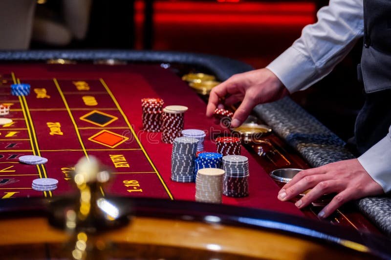 Người chơi Việt Nam tham gia live casino và slot online trong sảnh game 8xbet app trên di động buổi tối
